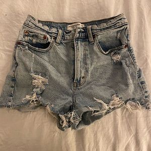 Abercrombie The Mom Short High Rise